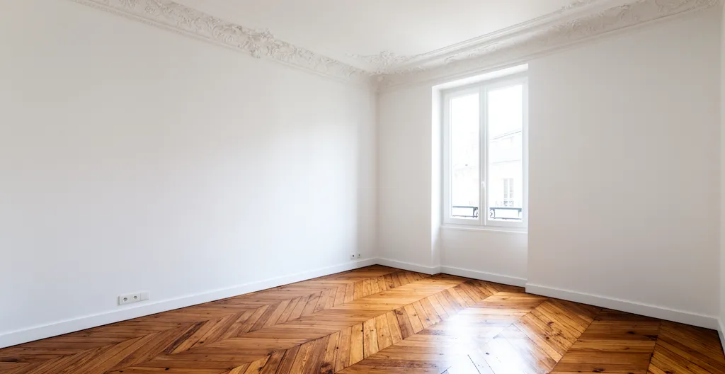 Intérieur d'appartement dijonnais rénové avec parquet ancien idéal pour investissement locatif