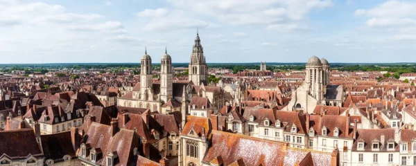 Vue panoramique des toits bourguignons du centre-ville de Dijon avec architecture typique