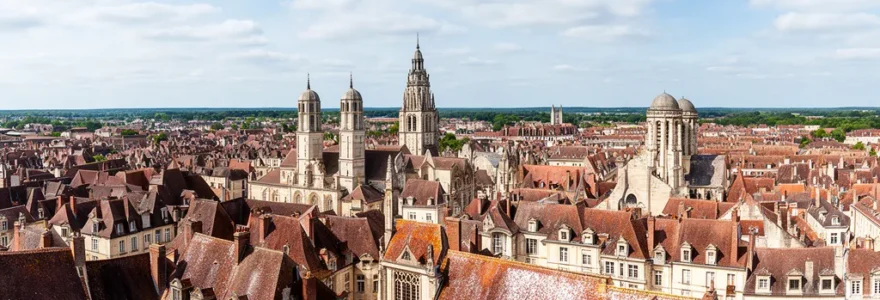 Vue panoramique des toits bourguignons du centre-ville de Dijon avec architecture typique